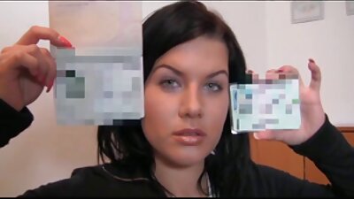 Ρουμάνα ποδόσφαιρα που δείχνει το σέξι κορμί της